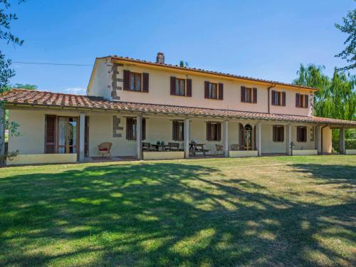 una casa grande con un gran patio delante en Villa Beboli by Interhome, en Lamporecchio