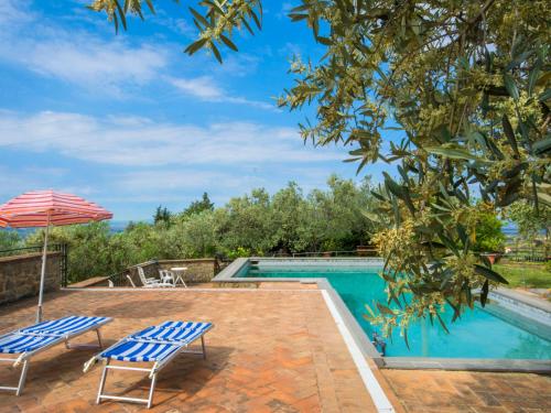 una piscina con 2 sillas y una sombrilla en Apartment Villa Morosi-1 by Interhome, en San Baronto