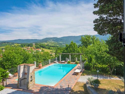 una piscina con vistas a las montañas en Apartment Il Borghetto-1 by Interhome, en Montecarelli