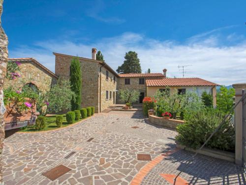 un cortile di una casa con vialetto in pietra di Apartment Il Borghetto-3 by Interhome a Montecarelli