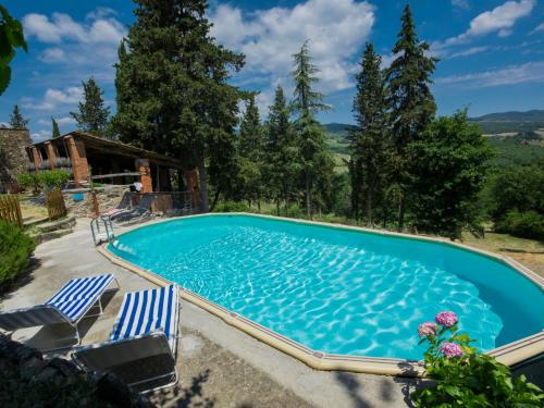 - une piscine avec des chaises et une maison dans l'établissement Holiday Home Le Bonatte-1 by Interhome, à Radda in Chianti
