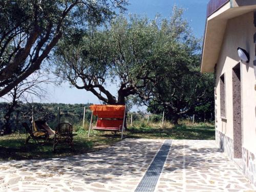 een weg met stoelen en een boom op de achtergrond bij Holiday Home Lulablu by Interhome in Drapia