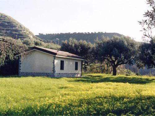 een klein wit huis in een grasveld bij Holiday Home Lulablu by Interhome in Drapia