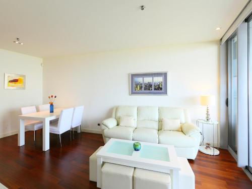 salon z białą kanapą i stołem w obiekcie Apartment Diagonal Mar by Interhome w Barcelonie