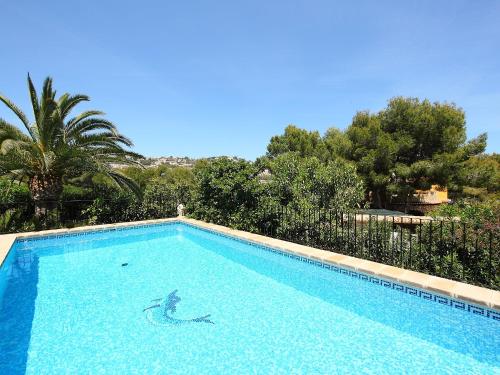 una persona nadando en una gran piscina en Holiday Home Krumel by Interhome, en Moraira