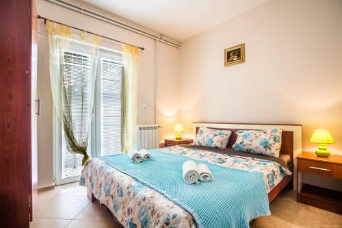 - une chambre avec un lit et 2 serviettes dans l'établissement Apartments Radonjić, à Kotor