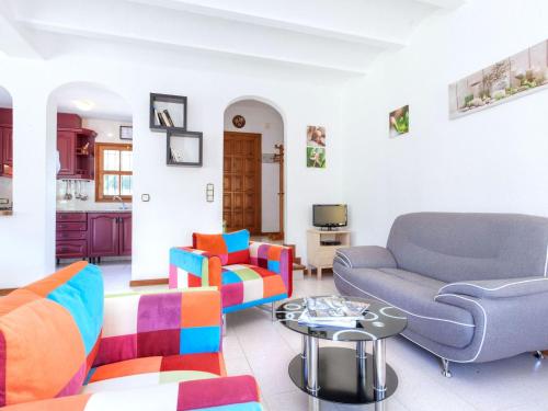 sala de estar con sillas coloridas y sofá en Holiday Home Cabanyes by Interhome, en Calonge