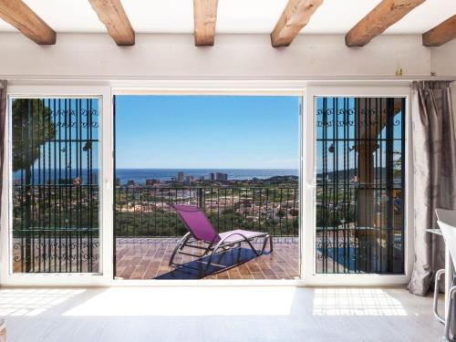 プラヤ・デアロにあるHoliday Home Puig Romani-1 by Interhomeの紫色の椅子、海の景色を望むバルコニー