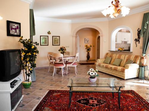 ein Wohnzimmer mit einem Sofa und einem Tisch in der Unterkunft Holiday Home Calina by Interhome in Fanadix