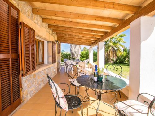 Un patio al aire libre con mesa y sillas. en Holiday Home Can Mateu by Interhome, en Alcudia