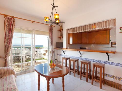 リンコン・デ・ラ・ビクトリアにあるApartment San Luis Playa by Interhomeのキッチン(テーブル、椅子付)
