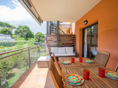 uma varanda com uma mesa de madeira com placas em Apartment Jardins Sa Boadella by Interhome em Lloret de Mar