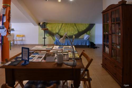 a room with a table with a laptop and a bed at À Descoberta d'Angra! in Angra do Heroísmo