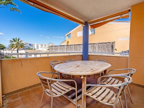 Balcon del MarにあるApartment Menorca-3 by Interhomeの景色を望むバルコニー(テーブル、椅子付)