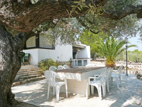 een tafel en stoelen onder een boom bij Holiday Home El Rinconcito by Interhome in L'Ampolla