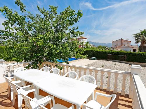 biały stół i krzesła na białym płocie w obiekcie Villa Villa Llobeta by Interhome w mieście Les tres Cales