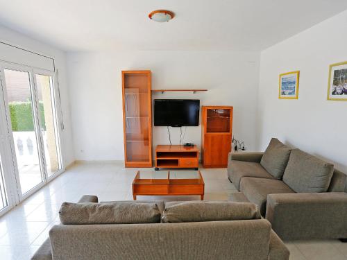 salon z 2 kanapami i telewizorem z płaskim ekranem w obiekcie Villa Villa Llobeta by Interhome w mieście Les tres Cales