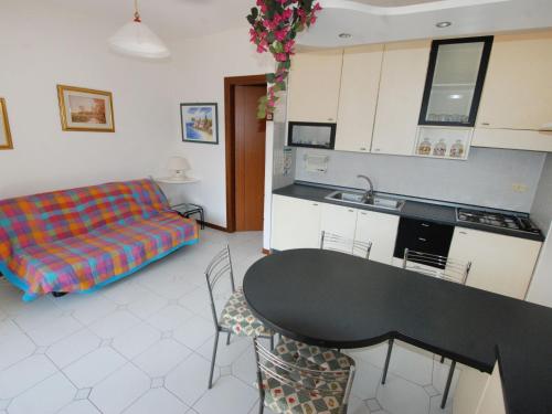 Kuchyňa alebo kuchynka v ubytovaní Apartment Lecci-1 by Interhome