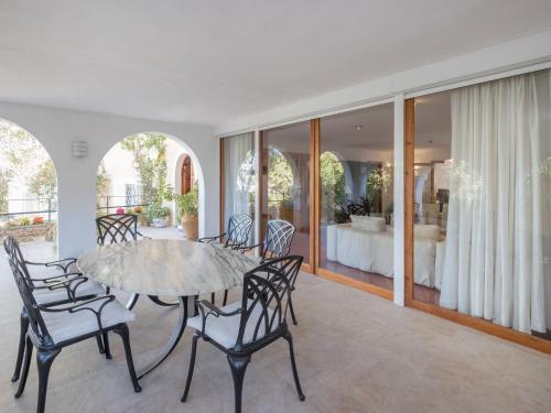 - une salle à manger avec une table et des chaises dans l'établissement Villa Santa Ponça by Interhome, à Santa Ponsa