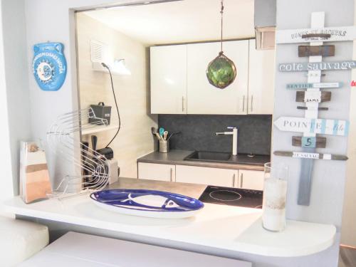 - une cuisine avec un comptoir et une plaque de cuisson dans l'établissement Holiday Home Mas del Sol by Interhome, à Saint Cyprien Plage