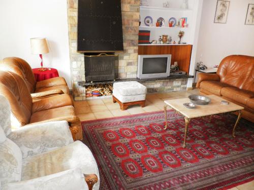 uma sala de estar com mobiliário de couro e uma lareira em Apartment Poperinge by Interhome em Poperinge