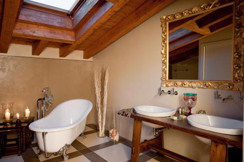 A bathroom at Quercia Belvedere Relais