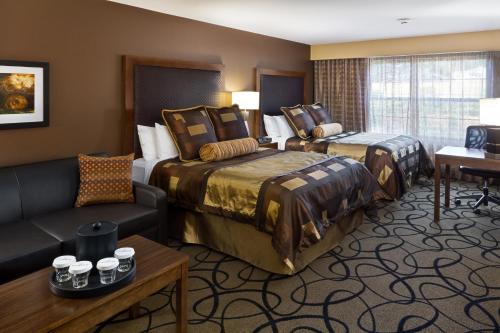 Postel nebo postele na pokoji v ubytování ClubHouse Hotel and Suites