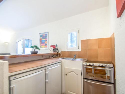 O bucătărie sau chicinetă la Holiday Home Le Pilon by Interhome