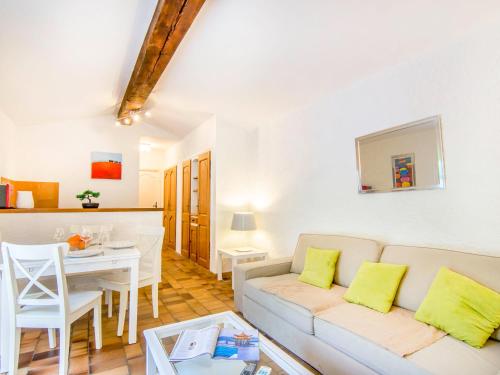 ein Wohnzimmer mit einem Sofa und einem Tisch in der Unterkunft Holiday Home Le Pilon by Interhome in Saint-Tropez