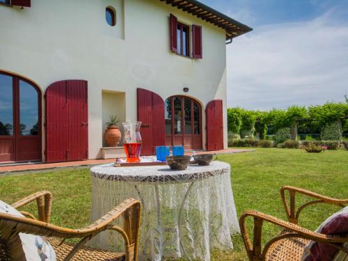 un tavolo nel cortile di una casa di Villa Villa Ponticelli by Interhome a Lavaiano