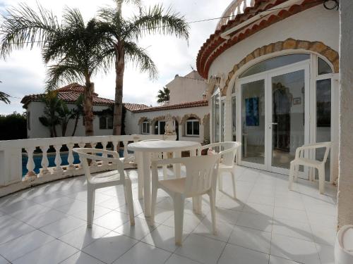 una casa con patio con mesa y sillas en Villa Maria Cristina by Interhome, en Miami Platja