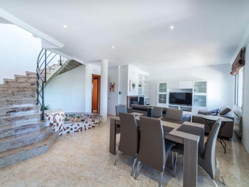 Televízia a/alebo spoločenská miestnosť v ubytovaní Holiday Home Costabella by Interhome
