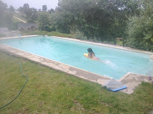 eine Person in einem Schwimmbecken mit einem Paddel in der Unterkunft La Martina in Sierra de los Padres