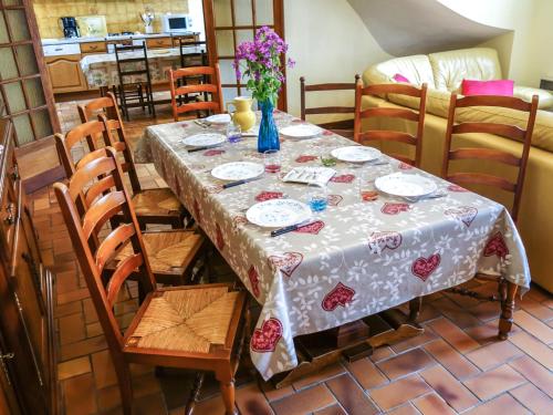 un tavolo con un vaso di fiori sopra di Holiday Home Pech Gaillard by Interhome a Salviac