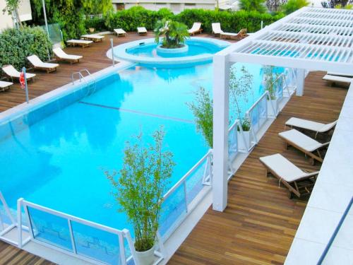 una terraza con vistas panorámicas a una gran piscina en Apartment Nautilus-6 by Interhome, en San Salvo