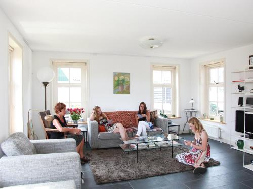 eine Gruppe von Frauen in einem Wohnzimmer in der Unterkunft Holiday Home Wiringherlant-2 by Interhome in Noordstroe