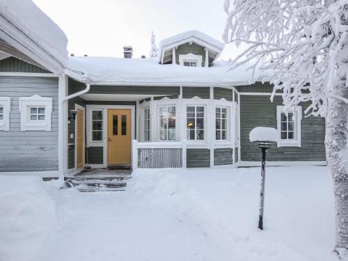 ルカにあるHoliday Home Rukan taikavuosselin helmi 8 a by Interhomeの雪に覆われた家