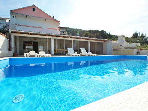 Πισίνα στο ή κοντά στο Apartment Zdenko-4 by Interhome