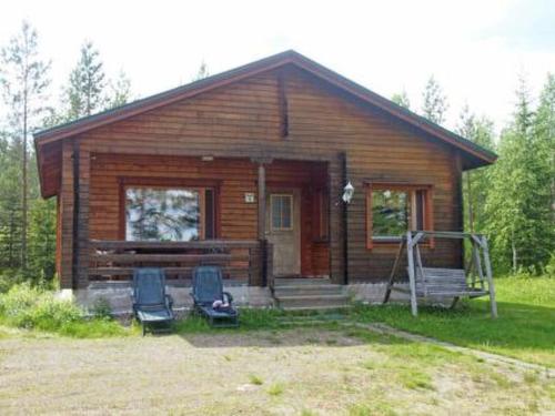 ein Blockhaus mit zwei Stühlen davor in der Unterkunft Holiday Home Törmä by Interhome in Koivujärvi
