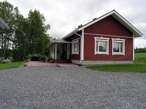 Kurkimaki的住宿－Holiday Home Talvikki by Interhome，前面有砂石车道的红色房子