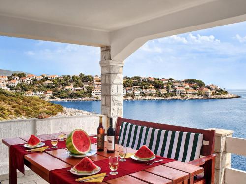 stół z arbuzami i widokiem na ocean w obiekcie Apartment Snježana-5 by Interhome w mieście Zavalatica