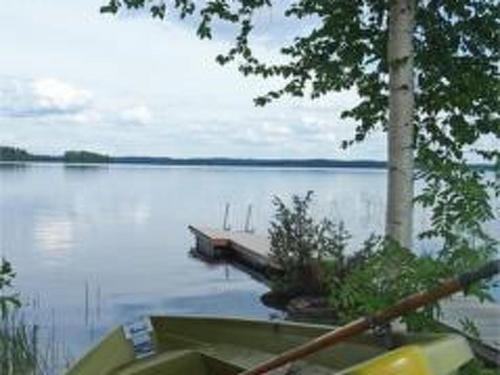 ein Boot auf einem See mit einem Dock in der Unterkunft Holiday Home Törmä by Interhome in Koivujärvi