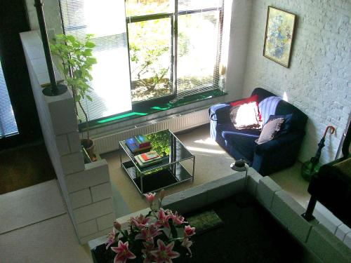 - un salon avec un canapé, une chaise et une fenêtre dans l'établissement Apartment Holly Lodge Coach House by Interhome, à Londres
