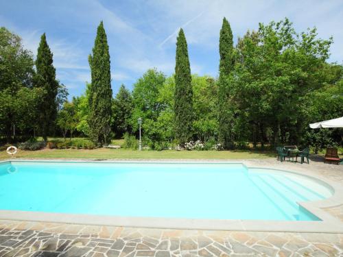una piscina con árboles en el fondo en Apartment Montecorneo-1 by Interhome, en Montebello