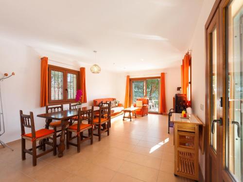 sala de estar con mesa de comedor y sillas en Holiday Home Sansu by Interhome, en Calonge