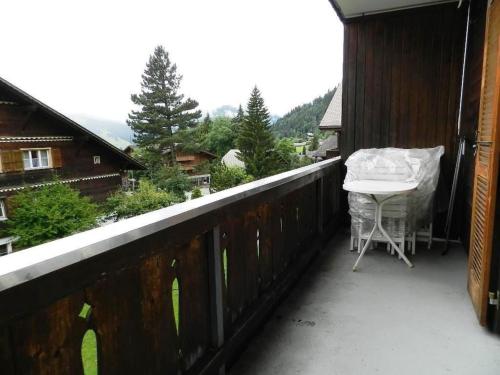einen Balkon mit einem Tisch und Bergblick in der Unterkunft Apartment Suzanne Nr- 20 by Interhome in Gstaad
