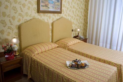 Postel nebo postele na pokoji v ubytování Hotel Beatrice