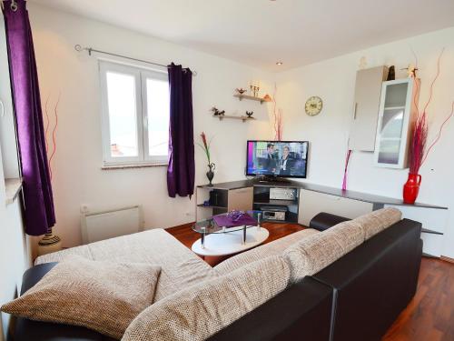 Μια τηλεόραση ή/και κέντρο ψυχαγωγίας στο Apartment Šverko by Interhome