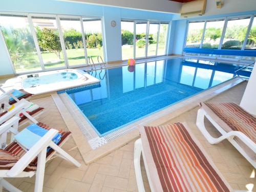 una grande piscina con due sedie e una piscina di Villa Marina by Interhome a Betina