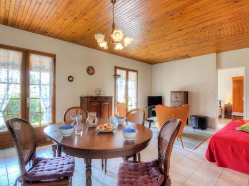 uma sala de jantar com mesa e cadeiras em Holiday Home Les Vignes Océanes by Interhome em Capbreton